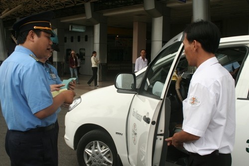 Thanh tra kiểm tra hoạt động của taxi tại sân bay Tân Sơn Nhất (Ảnh minh họa, nguồn internet).
